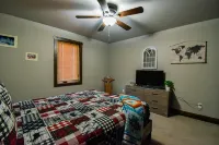 Nature Access and Contemporary Kitchen - Charming Tranquil Retreat