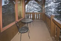 Balcony with Grill and Ski Access - Charming Ski Chalet
