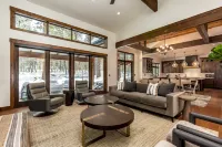 Custom-Built Mountain Home with Hot Tub and Game Room - Stunning Retreat