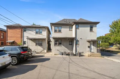 Chic Retreat - Hardwood Floors, Smart TV, Vinyl Records Hotels in 