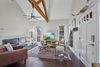 Charming Cottage with Cozy Courtyard - Delightful Escape Hotels in Dripping Springs