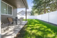 Private Yard, Fireplace and Smart Amenities - Sleek Modern Retreat