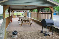 3rd-floor valley-view condo with 2 outdoor pools, balcony, BBQ area, W/D, AC Hotel di Ruth C Township