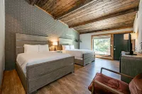 Kitchenette, Smart TV, Luxurious Shower, Deck Access - Charming Escape