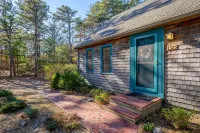 Charming Retreat with Fire Pit and Beautiful Garden - Tranquil Escape