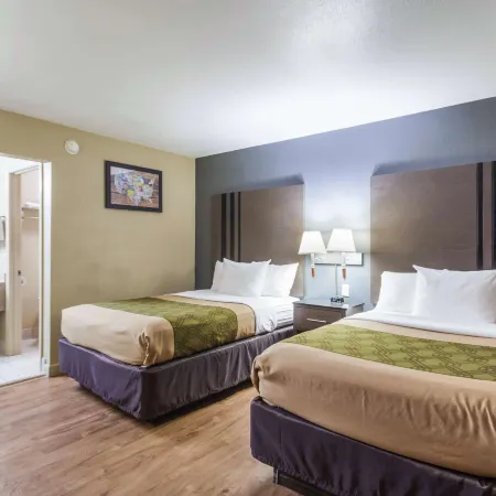 Econo Lodge Inn & Suites I-35 at Shawnee Mission