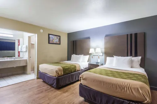 Econo Lodge Inn & Suites I-35 at Shawnee Mission