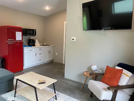 Stylish Cottage located in downtown Mount Vernon!