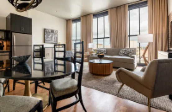 2BR Canal Street Charm: Elegant Space | The Mayfair 酒店