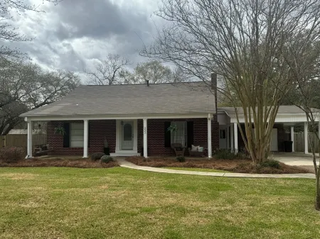 Down on the CornerIn the heart of Flora with great outside space! Отели в г. Флора