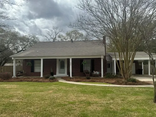 Down on the CornerIn the heart of Flora with great outside space!