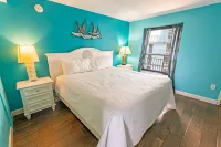 New King Suite | Monterey Bay | Modern Decor|Pools