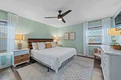 Cozy Beachside Condo Sleeps 8! Mins from Sand+Pool.