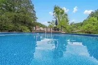 The Cozy Cottage Getaway Hotels in Swan Township