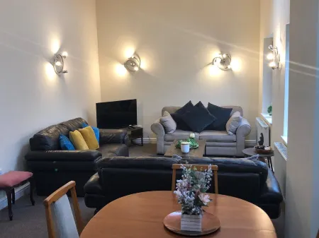 St Annes Apartment 4 - Sleeps 6 - Free Parking