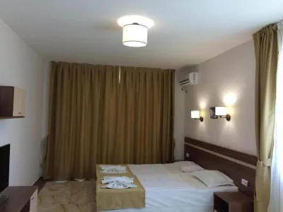 Flower Street Provides Accommodations with Free Wifi, Air Conditioning Hotel dekat Film Museum