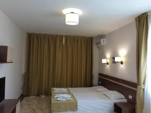 Flower Street Provides Accommodations with Free Wifi, Air Conditioning