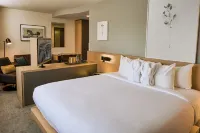 Inn at the Forks Hoteles cerca de Richmond West Plaza
