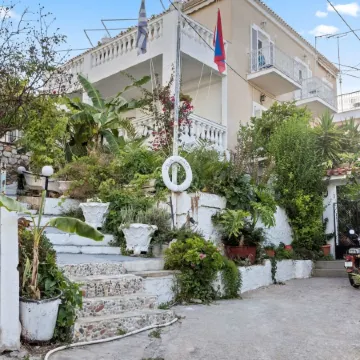 Vibrant Spetses - Mata Colorful Nest Отели в г. Спеце