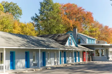 Pocono Night Lodge Отели в г. Бродхедсвилл