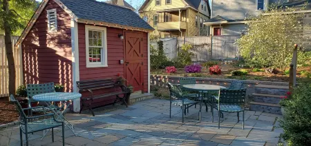 The Morrison House Bed and Breakfast Отели рядом с достопримечательностью «African Meeting House»