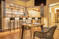 Theos Village Apartments - bar