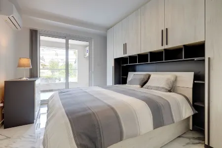 Modern Apartment Steps to St George's Bay