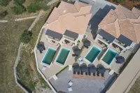 비치프런트 알라사 빌라 W 프라이빗 풀스 컴플렉스  호텔