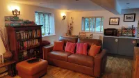 1 Bed Flat - Sleeps 4 - Garden - Parking - Wifi