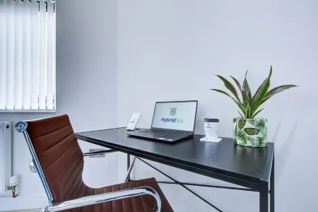 Hybrid Resi - Uxbridge with onsite car parking, near London Heathrow Airport