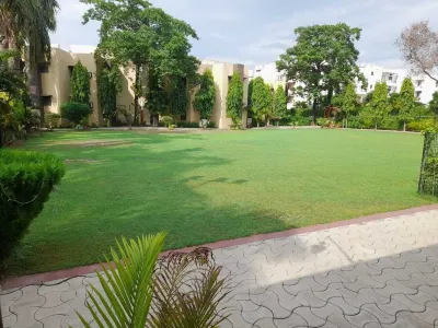 Chinmay Hotel & Resort Hotels in Ahmamau