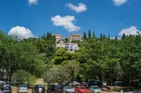 Apartmani D & J with Heated Pool & Stunning Sea View - parking