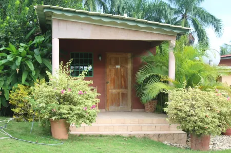 Le Jardin Hotel Restaurant Отели в г. Жакмель