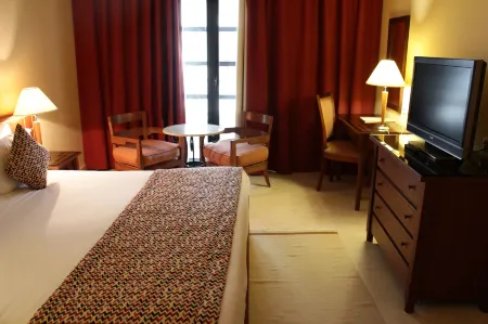 Hôtel le Consul Отели рядом с достопримечательностью «Avenue Habib Bourguiba»