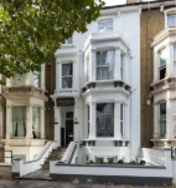 コムフォテル GRN ロイヤル・クレセント・ガーデンズ周辺のホテル