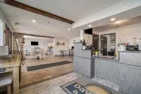 Days Inn & Suites by Wyndham Traverse City - parking