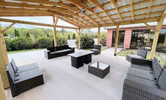 Holiday Inn Express & Suites Charleston-Southridge