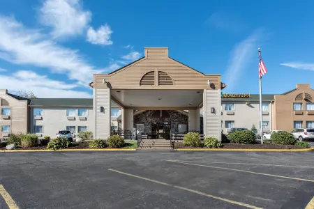 Quality Inn & Suites New Castle Отели рядом с достопримечательностью «TwentySix Bar and Grill»
