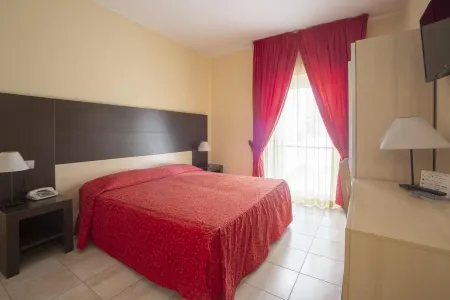 Hotel Gabbiano Отели рядом с достопримечательностью «Greetings from Mola di Bari»