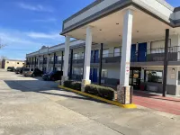 Days Inn by Wyndham Gonzales