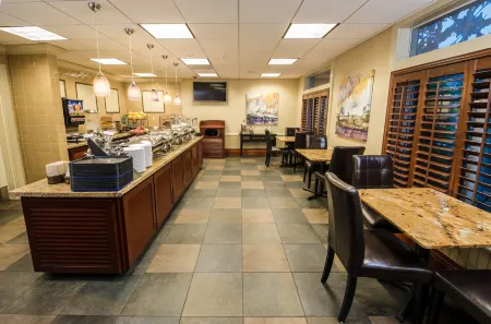 West Inn & Suites Отели в г. Карлсбад