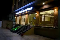 Hotel Gulmohar Pride Отели рядом с достопримечательностью «Салабат Хан Том Ор Чандбибис Махал»