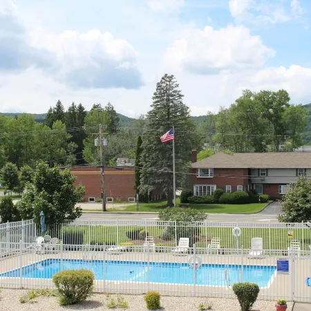 Howard Johnson by Wyndham Lenox