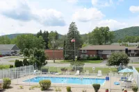 Howard Johnson by Wyndham Lenox - Pools