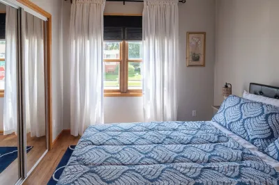 Cozy Bungalow, one car garage, walking distance to beaches, downtown. Hotels near Walgreens
