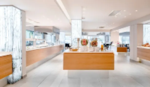 มาครยามอส