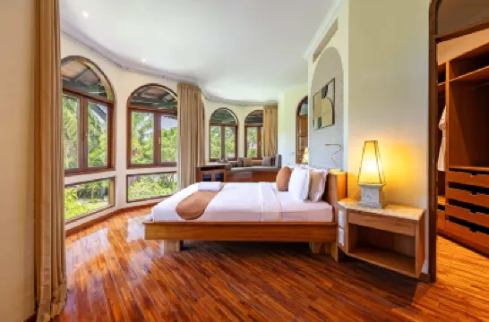 Cove Urbanest Inn Hotel dekat Pura Petitenget