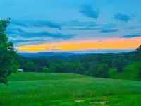 Luxury Home w/private Pool, Mt Views, 85” Roku Movie Room, Arcade, & King Bed!