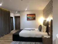 Crownsville Hotel - Airport Road Hotels in Ozuaha