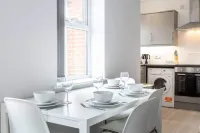 Lovely One-bedroom Serviced Apartment in Eccles Hoteles en Eccles